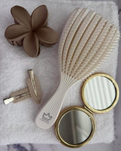 Load image into Gallery viewer, G Fox Hair®️ Flexi Smooth Detangling Brush
